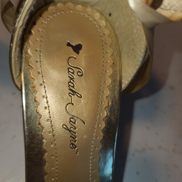 Gold wrap wrounp ankle size 9 pumps. - Picture 5 of 13